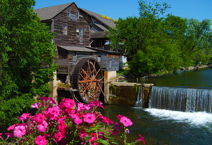 Pigeon Forge or Gatlinburg â€“ Where To Stay in the Smokies?