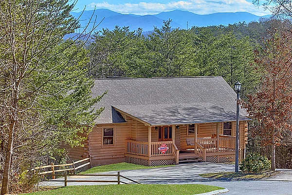 "Mountain Fever" 4 Bedroom Pigeon Forge Rental | Cabins USA