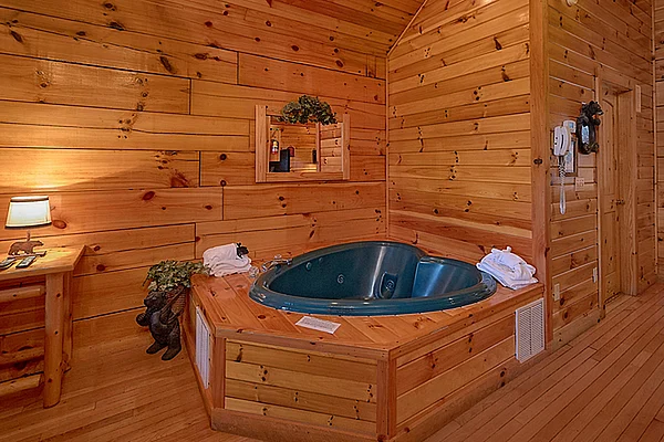 "Saw'n Logs" A Romantic Getaway Cabin with a Jacuzzi