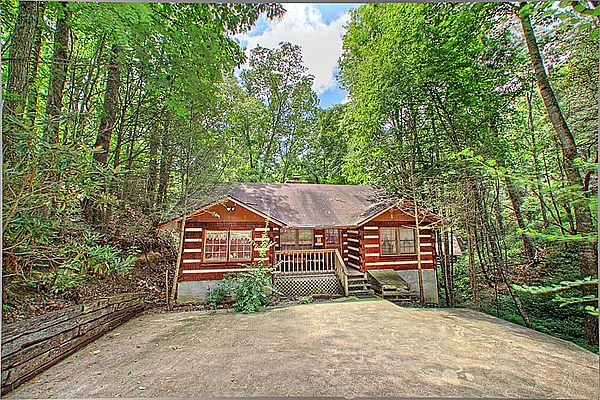 Post navigation Gatlinburg is a charming destination nestled at the entrance to Great Smoky Mountains National Park. It fills with millions of visitors each year, though the town’s population is just under 4,, giving it a nice mix of tourist destination and small-town charisma.