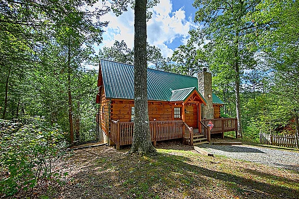 Cabins usa gatlinburg tn Gatlinburg is a charming destination nestled at the entrance to Great Smoky Mountains National Park. It fills with millions of visitors each year, though the town’s population is just under 4,, giving it a nice mix of tourist destination and small-town charisma.